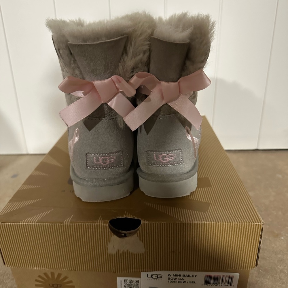 Ugg mini Bailey bow breast cancer gray boot size 7